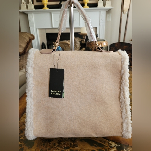 Badgley Mischka Elegant Cream Shearling Handbag - Picture 2 of 9